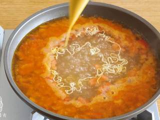 9、西红柿鸡蛋面12m+,小煮一会之后，滴几滴核桃油~