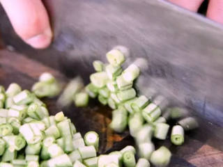 1、肉末豆角,简单又省事的快手做法,人人都会,豆角洗净，切小段备用