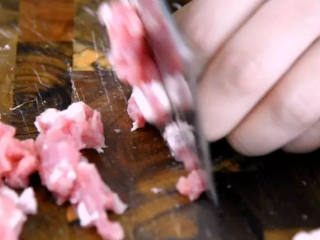 2、肉末豆角,简单又省事的快手做法,人人都会,五花肉切去肉皮，切小粒备用