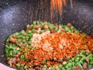 6、肉末豆角,简单又省事的快手做法,人人都会,再下蒜末、辣椒粉，一起炒香 