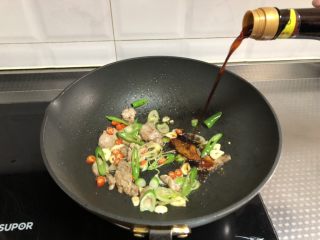 7、干锅菜花,倒入味极鲜酱油翻炒均匀