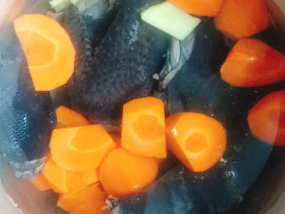 9、胡萝卜炖乌鸡汤,胡萝卜放入锅中