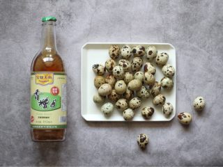 1、糟卤鹌鹑蛋,准备食材 香糟卤 300ml 鹌鹑蛋 500克。