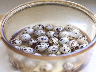 3、糟卤鹌鹑蛋,放冷水中浸泡十分钟。