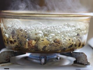 4、糟卤鹌鹑蛋,大火烧开后,中小火煮三四分钟。