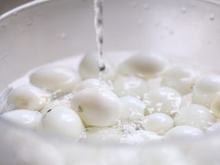 7、糟卤鹌鹑蛋,鹌鹑蛋用流动的清水冲去表面的细壳,沥水。