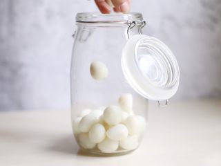 8、糟卤鹌鹑蛋,去壳干净的鹌鹑蛋放入容器中,