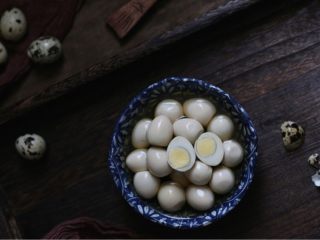 11、糟卤鹌鹑蛋,美味的糟卤鹌鹑蛋就做好了。