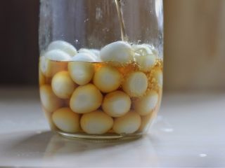 9、糟卤鹌鹑蛋,加入300毫升的糟卤汁,没过鹌鹑蛋。