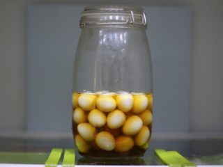 10、糟卤鹌鹑蛋,放入冰箱冷藏一夜,使其入味。