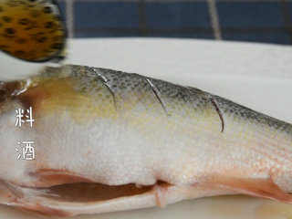 1、怎么做清蒸鱼才能味美不腥呢？答案就在这里！,鱼身划开后，淋少许料酒。