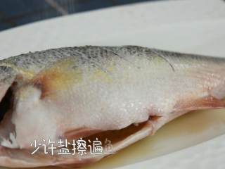 2、怎么做清蒸鱼才能味美不腥呢？答案就在这里！,少许盐擦遍鱼身内外，腌制10分钟。