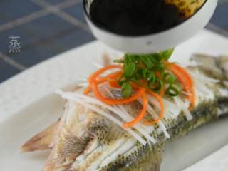 4、怎么做清蒸鱼才能味美不腥呢？答案就在这里！,倒入蒸鱼鼓油。