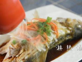 5、怎么做清蒸鱼才能味美不腥呢？答案就在这里！,淋热油。