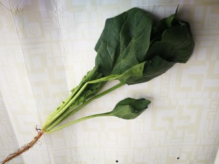 1、菠菜鸡蛋羹,菠菜摘去黄叶