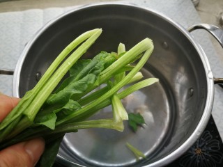 4、菠菜鸡蛋羹,放入菠菜