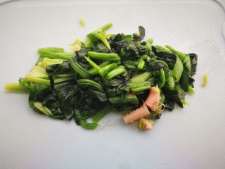 5、菠菜鸡蛋羹,切成小段