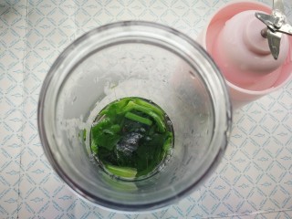 6、菠菜鸡蛋羹,放入打汁机里面，放入五十毫升清水