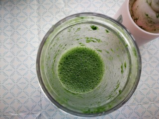 7、菠菜鸡蛋羹,打成菠菜汁