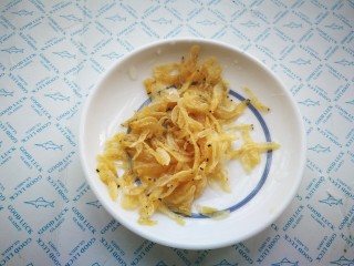 8、菠菜鸡蛋羹,虾皮洗净