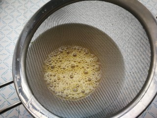 11、菠菜鸡蛋羹,将蛋液过滤两遍
