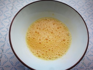 10、菠菜鸡蛋羹,打散均匀