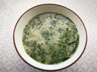 12、菠菜鸡蛋羹,蛋液和菠菜汁打散均匀
