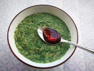 16、菠菜鸡蛋羹,放入半小勺生抽