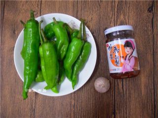 1、酱香虎皮尖椒,备好食材