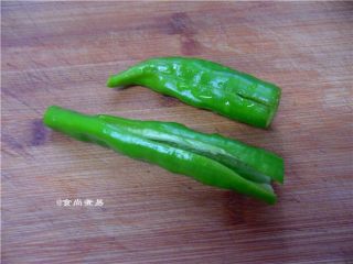 2、酱香虎皮尖椒,辣椒洗净切去头尾，取出辣椒籽，用刀拍扁