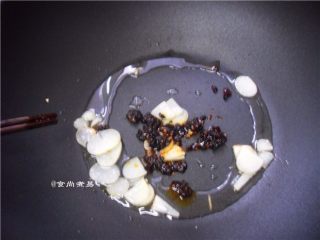 8、酱香虎皮尖椒,倒入香菇酱炒香