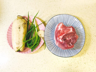 1、莲藕肉丸,准备好食材