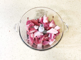 3、莲藕肉丸,加入绞肉机中