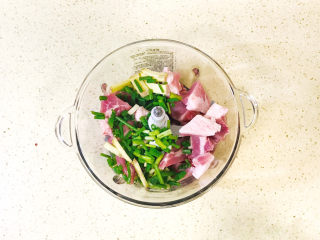 5、莲藕肉丸,加入绞肉机里