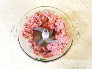 6、莲藕肉丸,大约三十秒就可以搅成猪肉泥