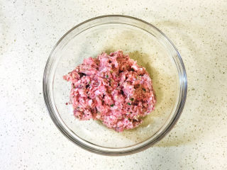 7、莲藕肉丸,倒入碗里