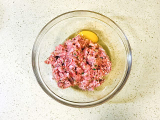 8、莲藕肉丸,打入一个鸡蛋