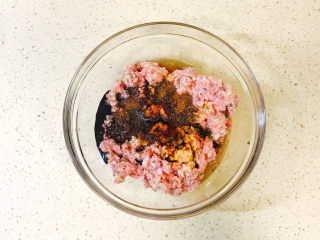 9、莲藕肉丸,加入盐、花椒粉、生抽、老抽、料酒和蚝油