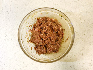 10、莲藕肉丸,顺时针方向搅拌上劲，静置入味