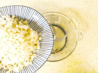 13、莲藕肉丸,直接加入搅拌机中