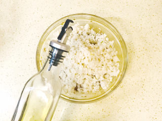 16、莲藕肉丸,淋上油，油脂会包裹住莲藕，防止其出水