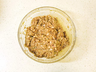 17、莲藕肉丸,继续顺时针方向搅拌上劲，就是莲藕肉泥馅了