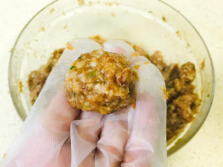 18、莲藕肉丸,戴上手套，搓成大小均匀的莲藕肉丸