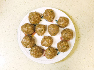 19、莲藕肉丸,码放整齐于盘中