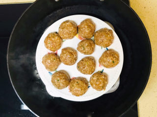 22、莲藕肉丸,锅里加水，隔水装盘