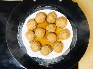 23、莲藕肉丸,大火烧开，大约十分钟就可以蒸熟了