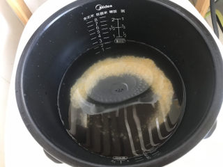 4、山药枸杞粥,放电饭锅里煮二米粥底；