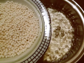 3、南瓜西米露,放入西米。