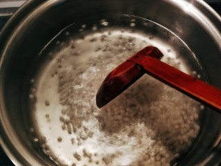 4、南瓜西米露,用勺子推动以免粘连。