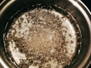 5、南瓜西米露,转中小火煮。